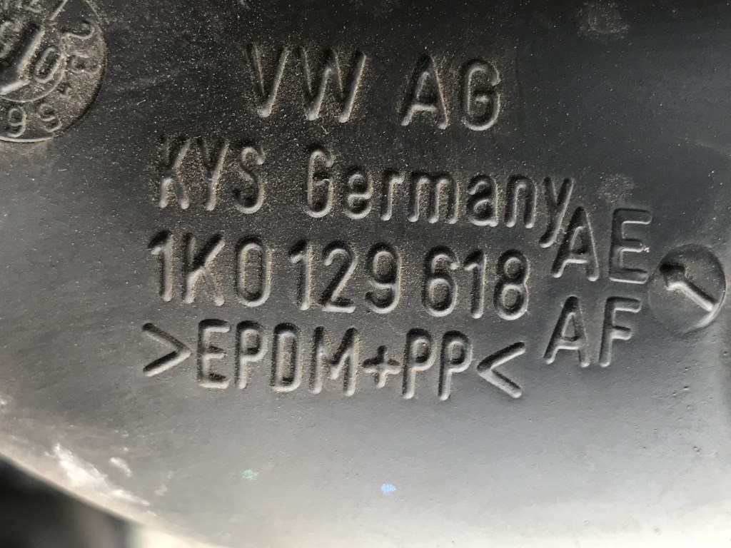 VW PASSAT B6 - 3C - 2005-2010 - plastové koleno - 1K0129618AE