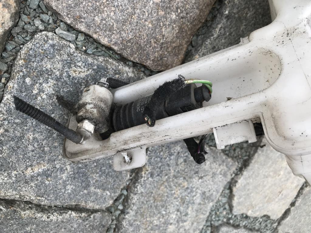 VW PASSAT B6 - 3C - 2005-2010 - nádobka ostřikovačů - 3C0955453