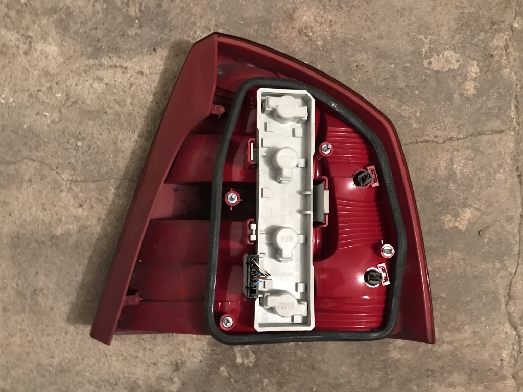 ŠKODA OCTAVIA 2 - 1Z - 2004-2009 - světlo LZ - SEDAN - POŠKOZENÉ