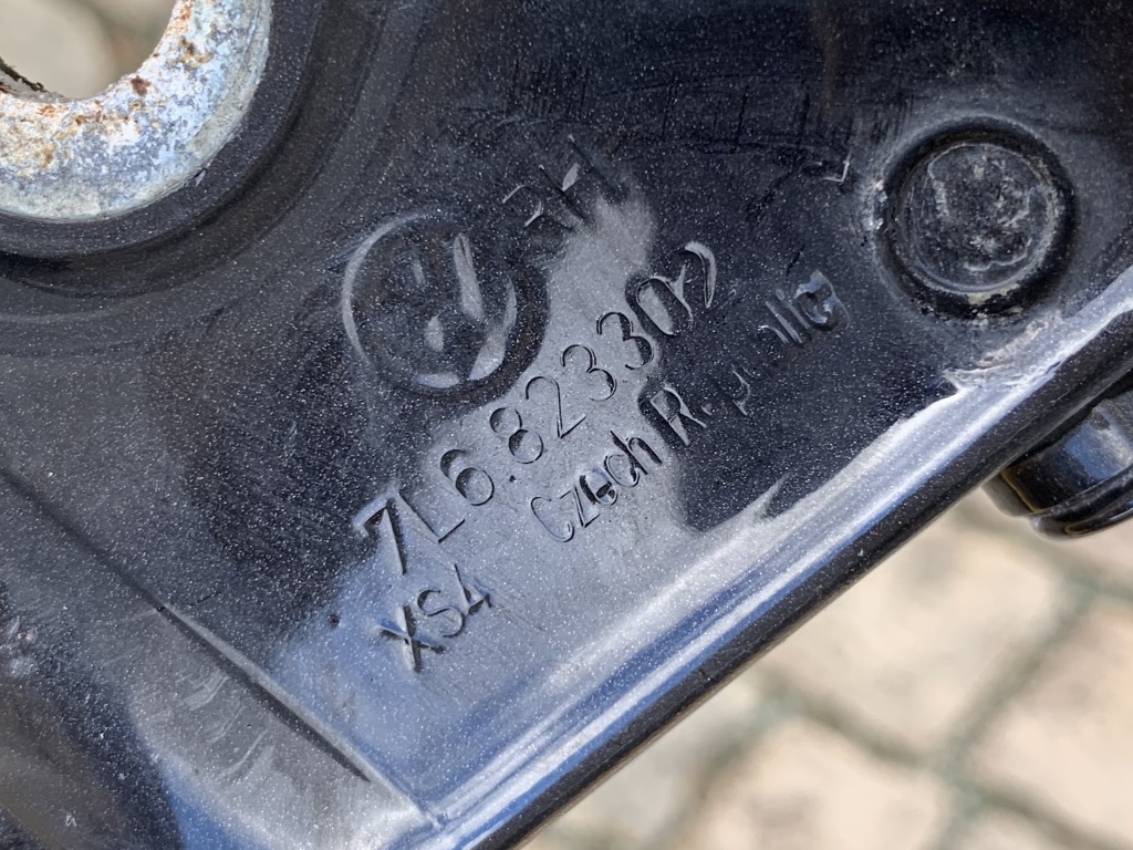 VW TOUAREG - 7L - 2002 - 2010 - panty kapoty - 7L6823302 7L6823301