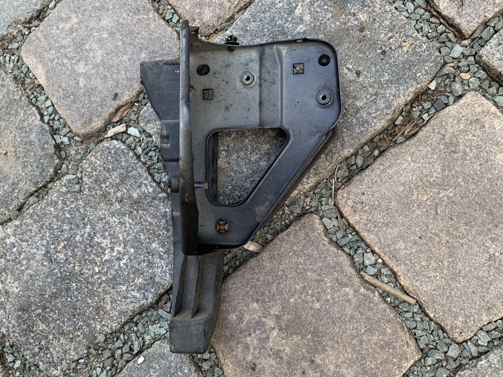 AUDI A6 - 4F - 2005-2011 - držák blatníku LP - 4F0807227