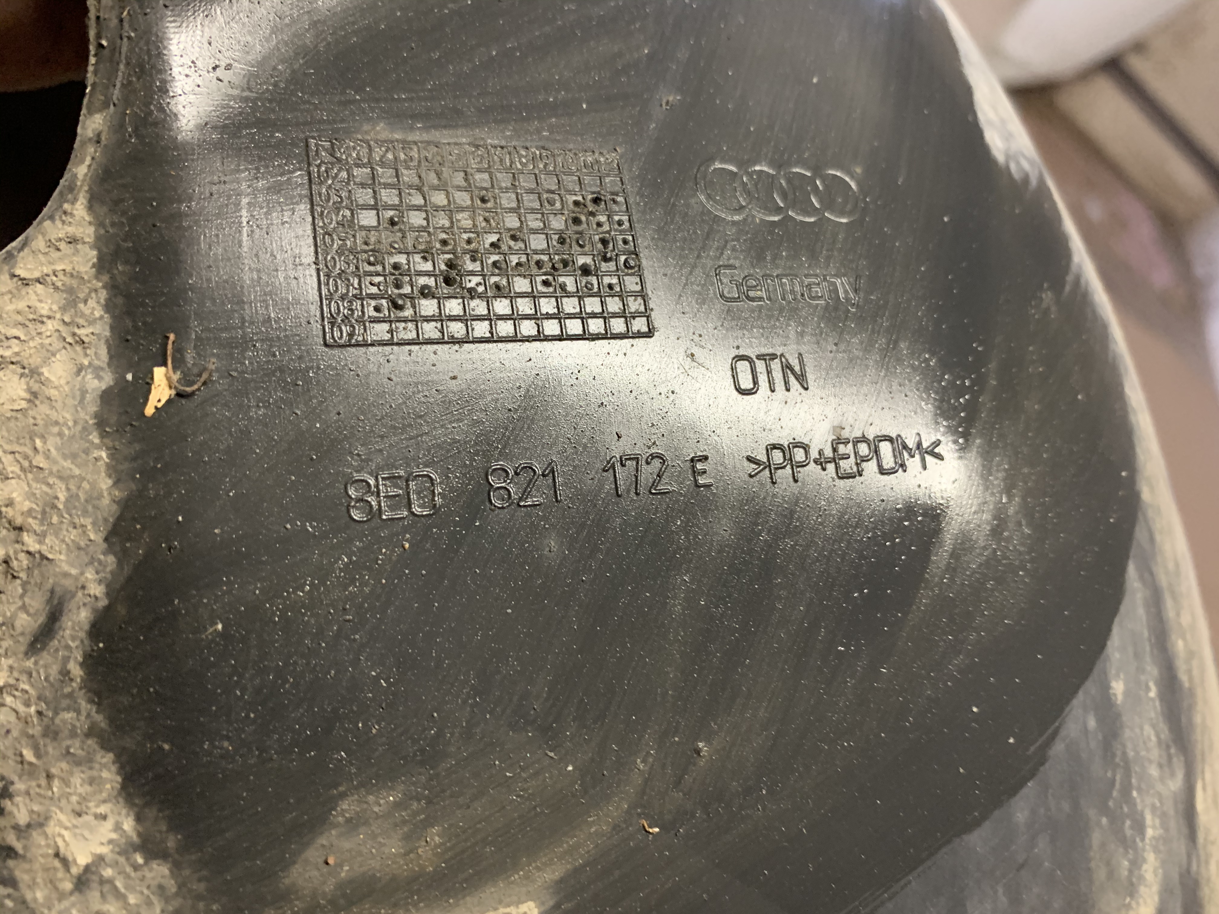 AUDI A4 - 8E - 2005-2008 - FACELIFT - nadkolí PP - 8E0821172E