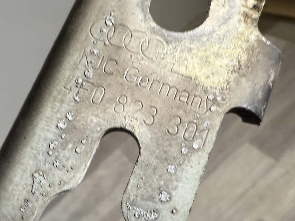 AUDI A6 - 4F - C6 - 2004-2011 - panty kapoty LP + PP - 4F0823301 4F0823302