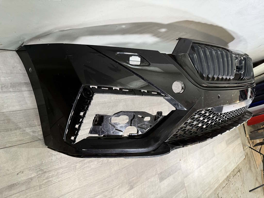 ŠKODA OCTAVIA 4 2019-2023 - 5E3 - nárazník RS OST + 6xPDC - 9910 - 5E3807217F 5E3853677B