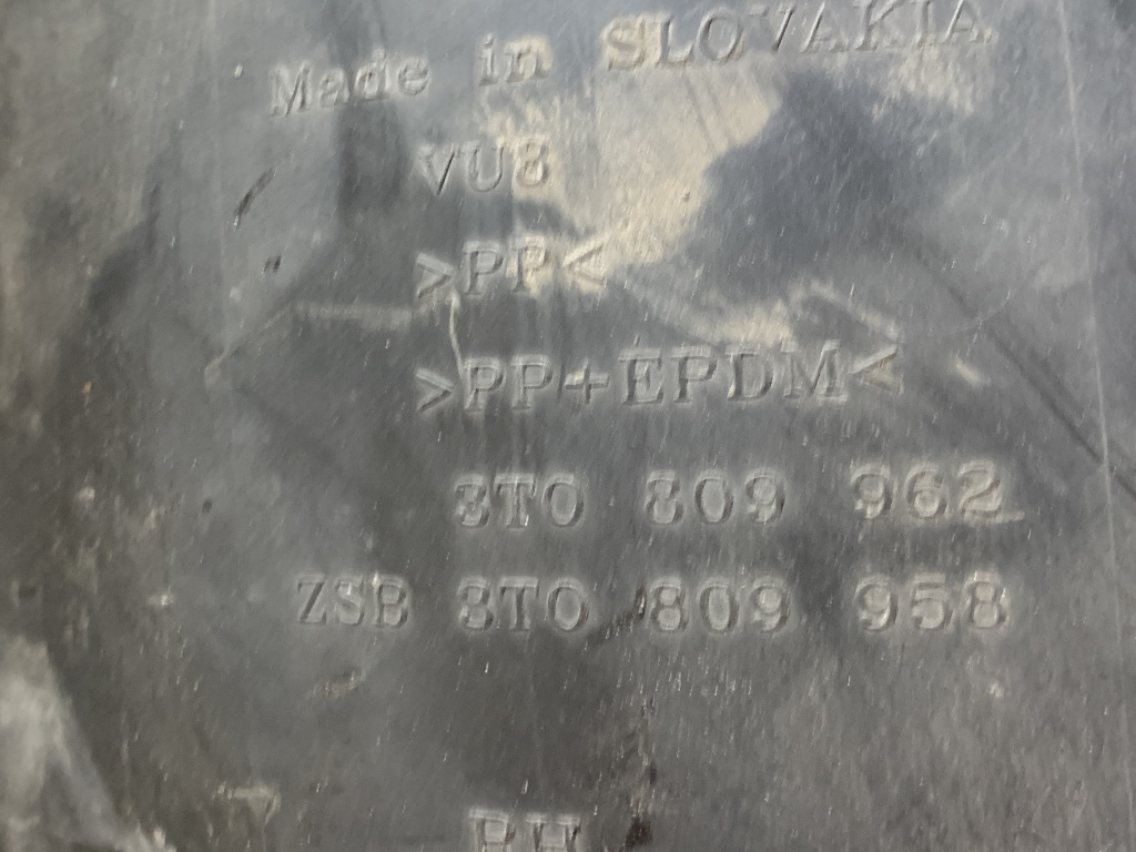 ŠKODA SUPERB 2 2008-2015 - 3T - nadkolí PP - 3T0809962 - POŠKOZENÉ