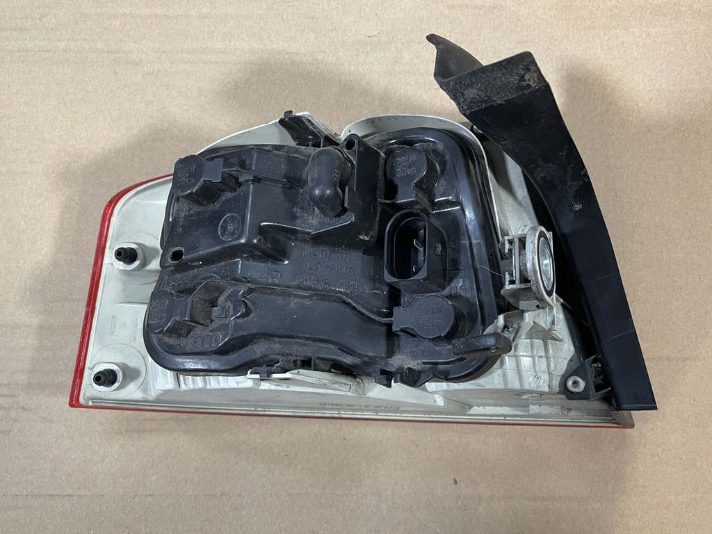 AUDI A4 - 8E - 2005-2008 - FACELIFT - světlo PZ - SEDAN - 8E5945096