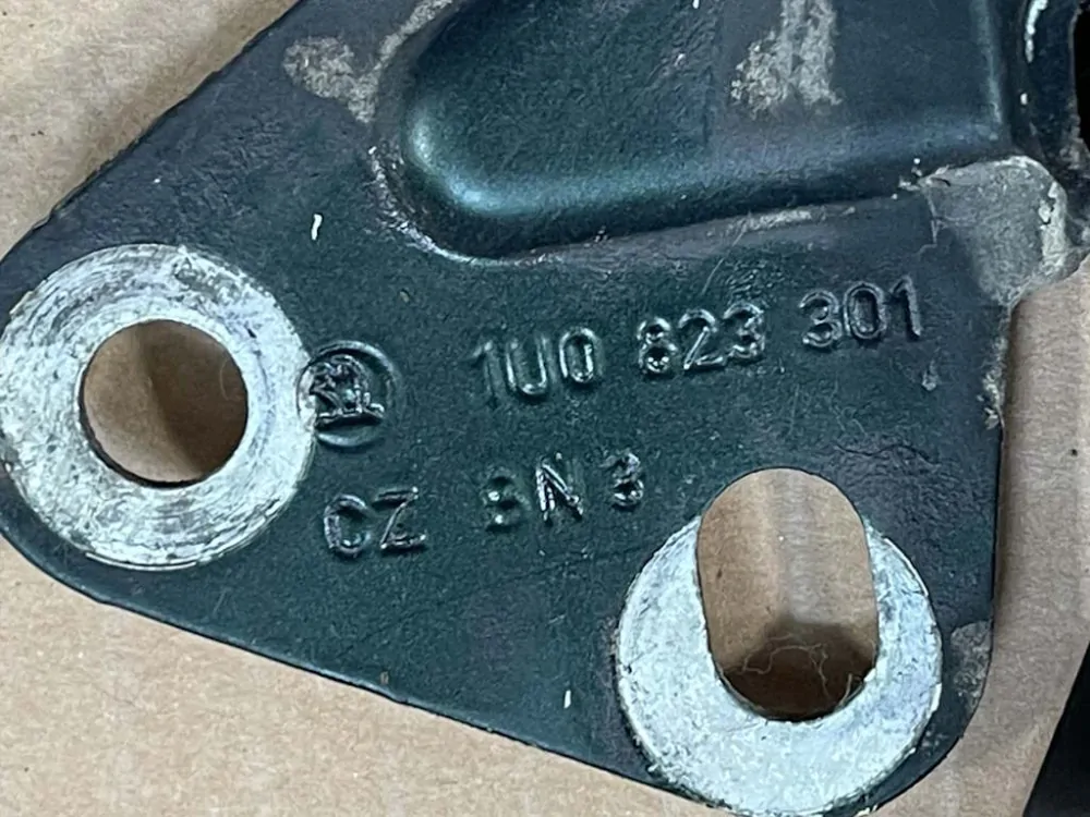 ŠKODA OCTAVIA 1 - 1U - 1996-2010 - panty kapoty LP+PP - 1U0823301 1U0823302