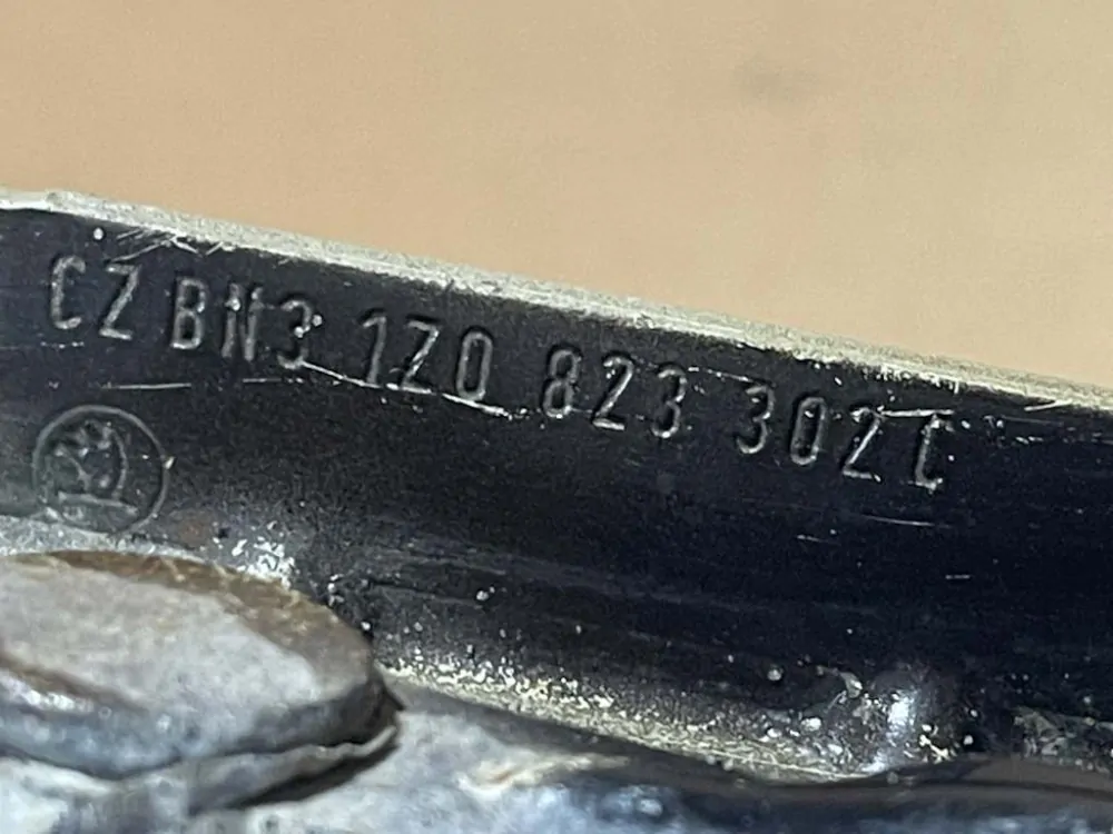 Levý přední a pravý přední pant kapoty pro ŠKODA OCTAVIA 2 - 1Z - 2004-2009   1Z0823301C 1Z0823302C