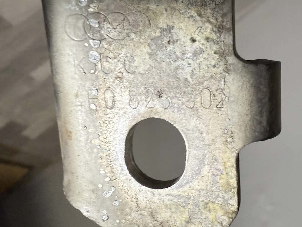 AUDI A6 - 4F - C6 - 2004-2011 - panty kapoty LP + PP - 4F0823301 4F0823302