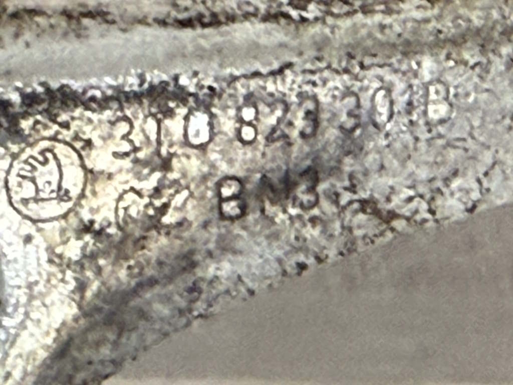 ŠKODA SUPERB 2 2013-2016 - FACELIFT - 3T - panty kapoty L+P - 3T0823301B 3T0823302B