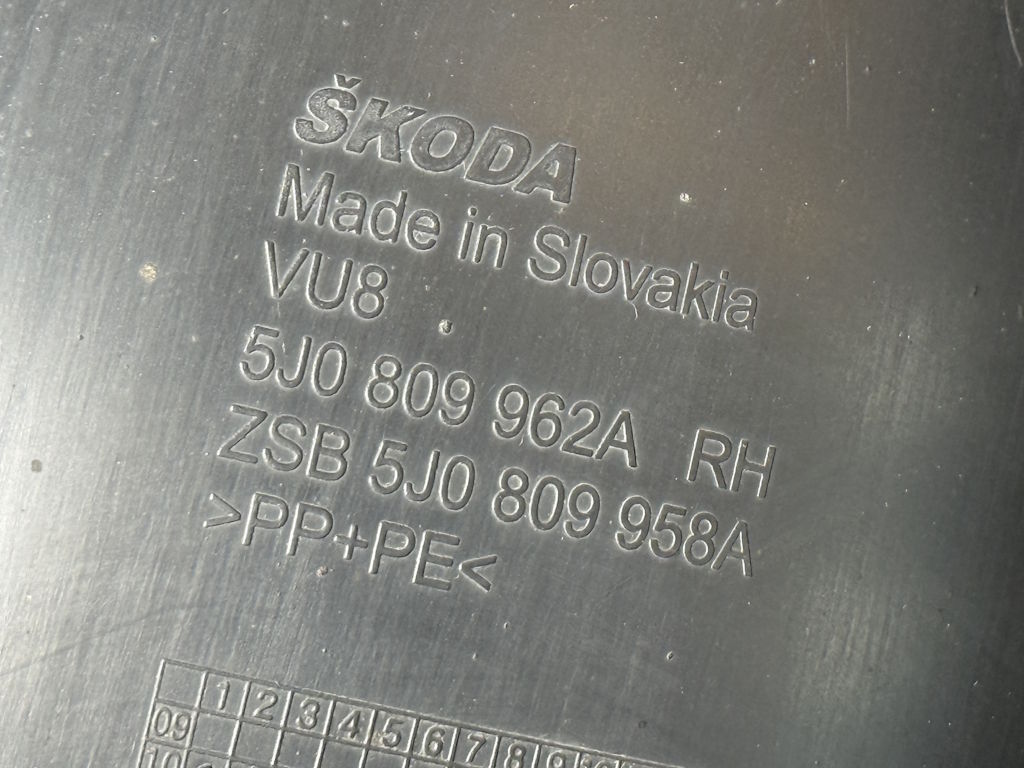 ŠKODA FABIA 2 - 5J - 2010-2014 - FACELIFT - nadkolí PP - 5J0809962B 5J0809958B