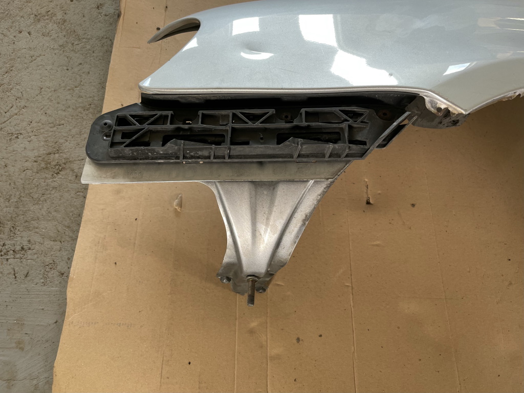 VW TOURAN - 1T - 2003-2010 - blatník LP - LA7W - LEHKÁ KOROZE