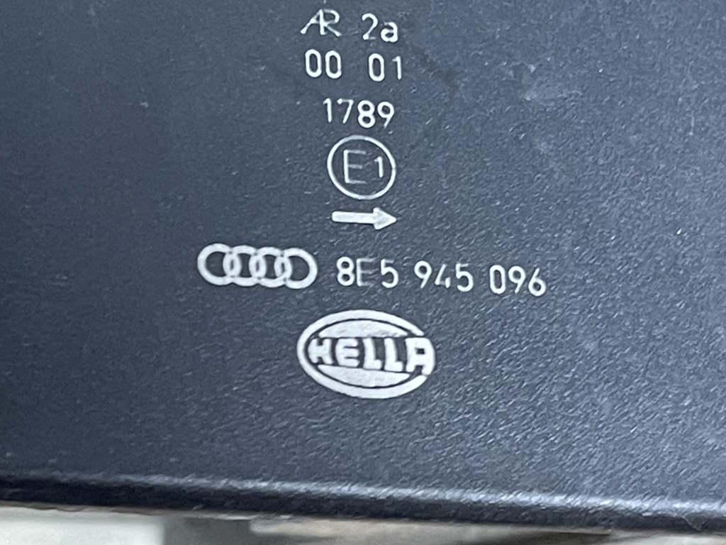 AUDI A4 - 8E - 2005-2008 - FACELIFT - světlo PZ - SEDAN - 8E5945096