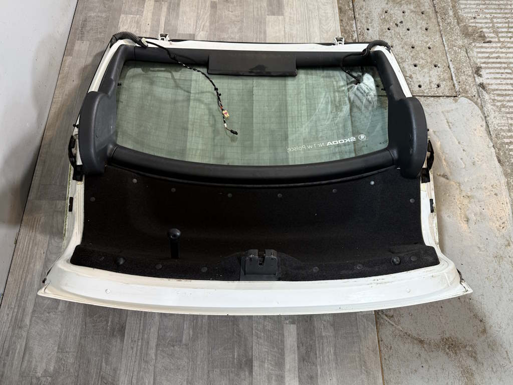 ŠKODA SUPERB 2 2013-2016 - FACELIFT - 3T - zadní víko kompletni LIFTBACK / SEDAN - LF9E - POŠKOZENÉ