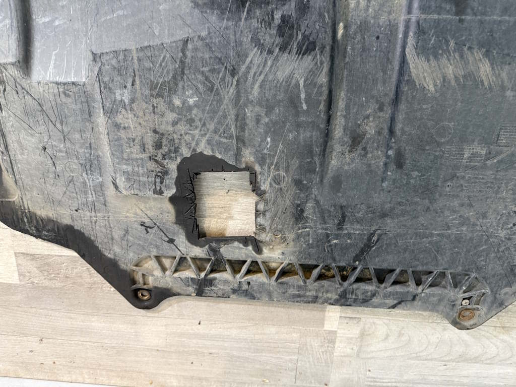 ŠKODA SUPERB 2 2013-2016 - FACELIFT - 3T  - plast pod motor - 5C6825901B