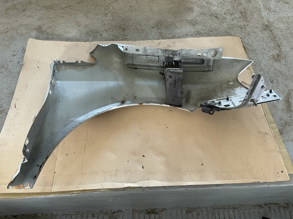 VW TOURAN - 1T - 2003-2010 - blatník LP - LA7W - LEHKÁ KOROZE