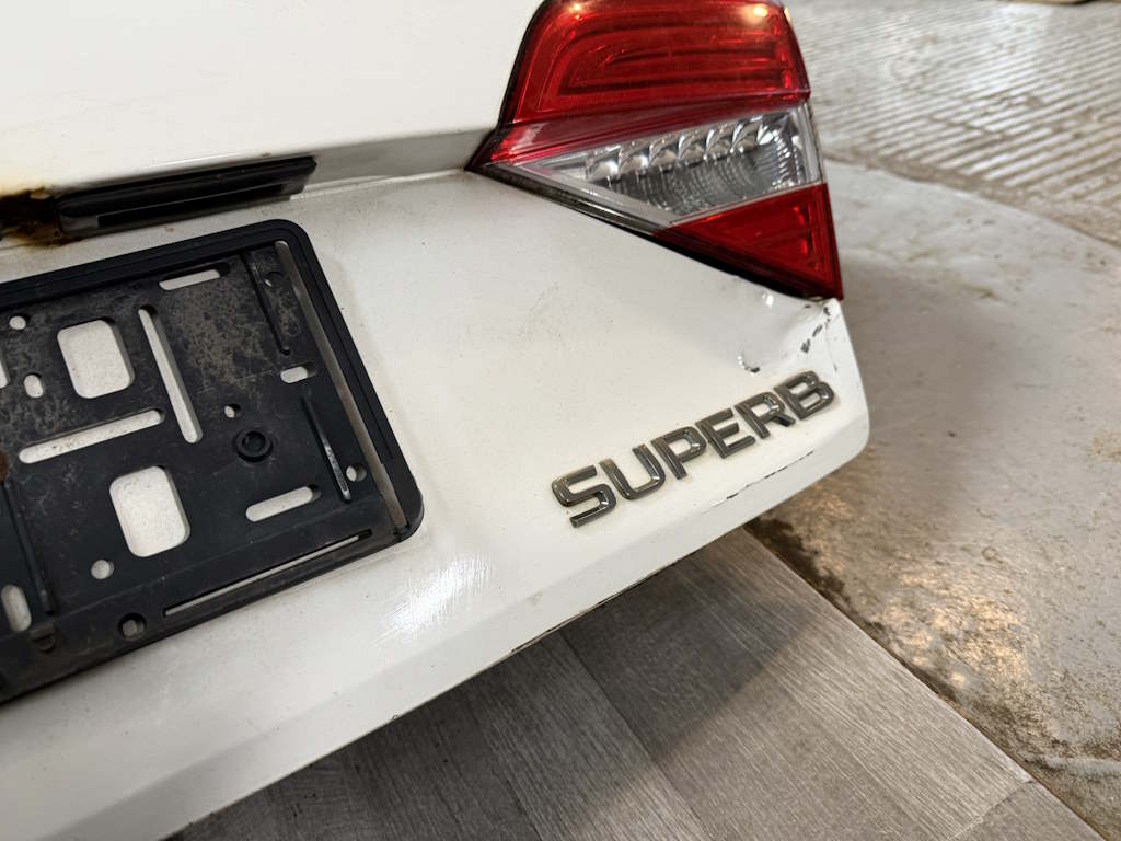 ŠKODA SUPERB 2 2013-2016 - FACELIFT - 3T - zadní víko kompletni LIFTBACK / SEDAN - LF9E - POŠKOZENÉ