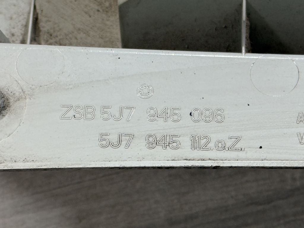 ŠKODA ROOMSTER - 5J - 2006-2015 - světlo PZ - 5J7945096 5J7945112