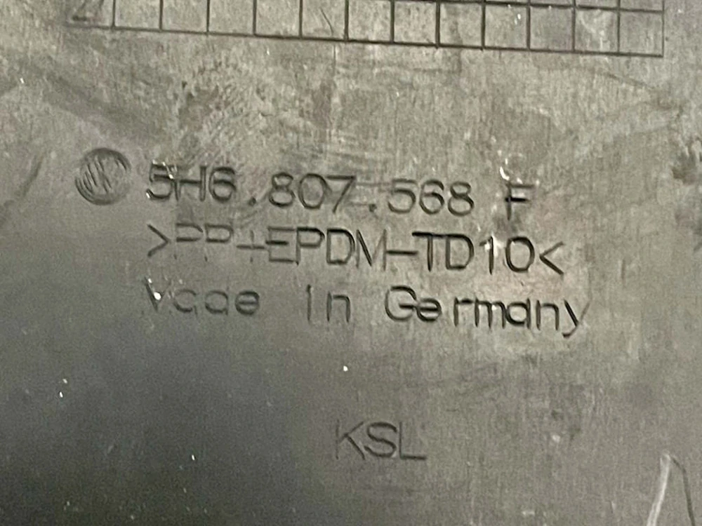 VW GOLF 8 - 5H - 2020-2024 - plast zadního nárazníku s chromem - 5H6807568F