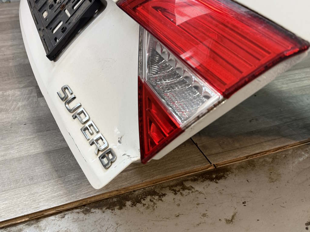 ŠKODA SUPERB 2 2013-2016 - FACELIFT - 3T - zadní víko kompletni LIFTBACK / SEDAN - LF9E - POŠKOZENÉ