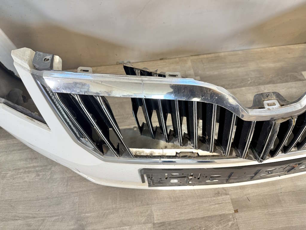 ŠKODA SUPERB 2 2013-2016 - FACELIFT - 3T - nárazník + maska KO - 3T0807221K