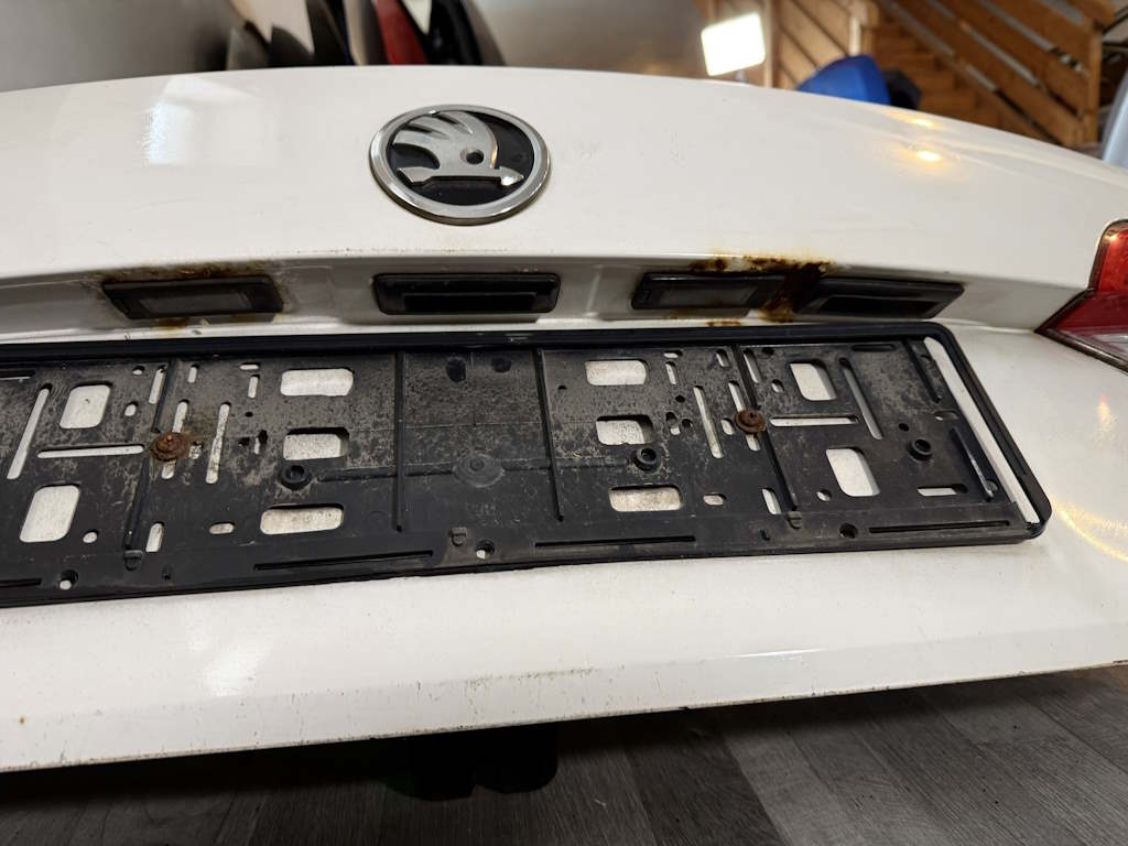 ŠKODA SUPERB 2 2013-2016 - FACELIFT - 3T - zadní víko kompletni LIFTBACK / SEDAN - LF9E - POŠKOZENÉ