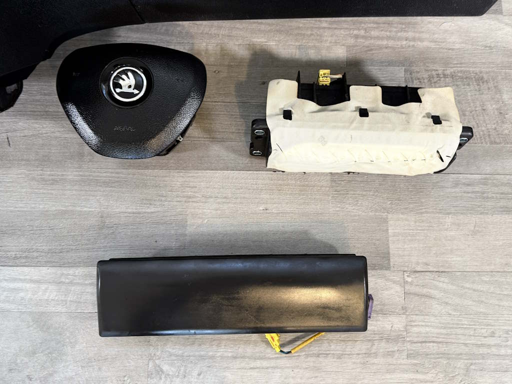 ŠKODA SUPERB 2 2013-2016 - FACELIFT - 3T - palubní deska + pásy + airbagy - 3T1857007E 3T0880201F 3T0880204B 3T1880841C 3T1857702 3T0857447