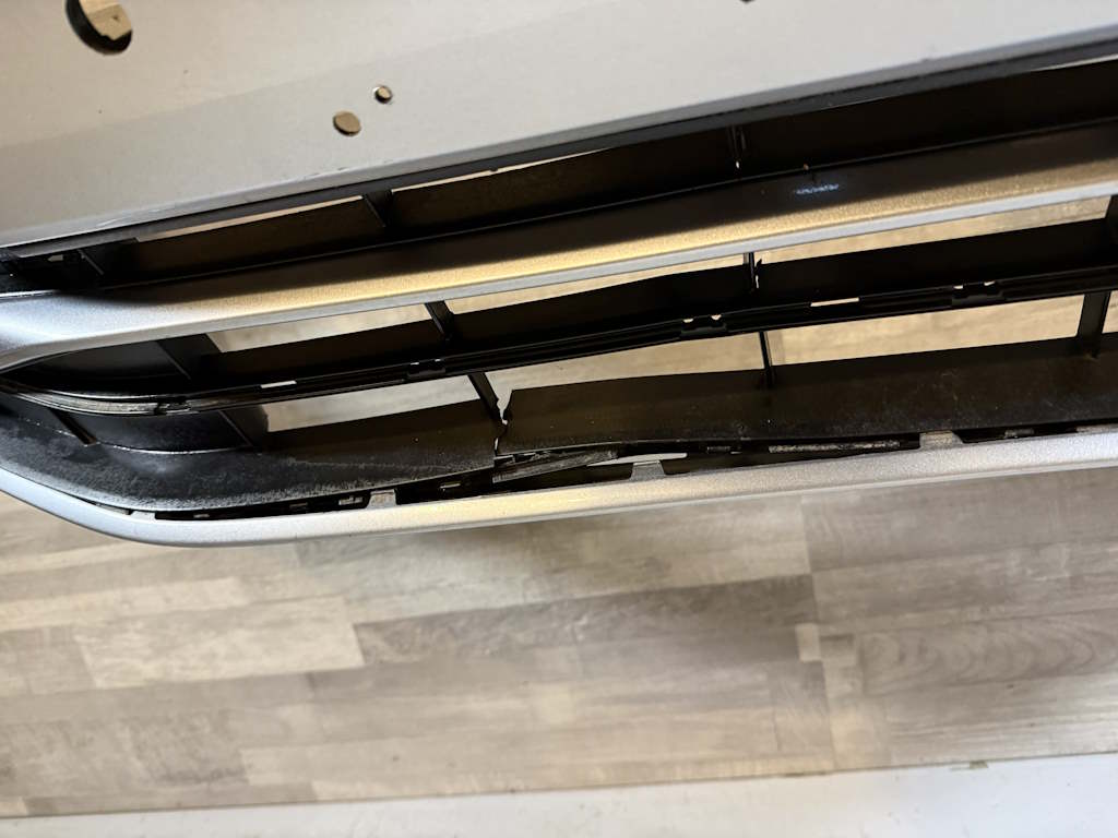 VW PASSAT B8 - 3G - 2020-2024 - FACELIFT - náraznik 4xPDC + mřížka střed - 3G0807221E